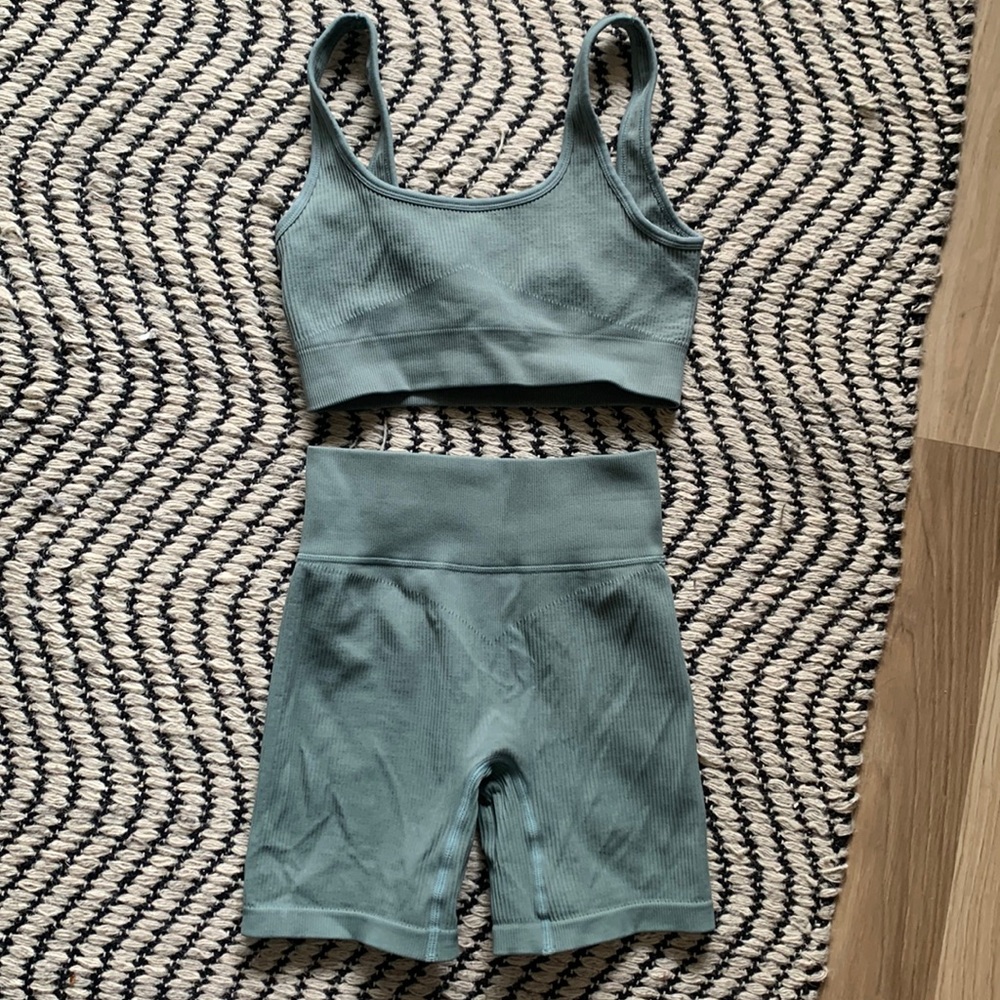 Ribbed Workout Set | Amazon | Turquoise - Picture 3 of 4